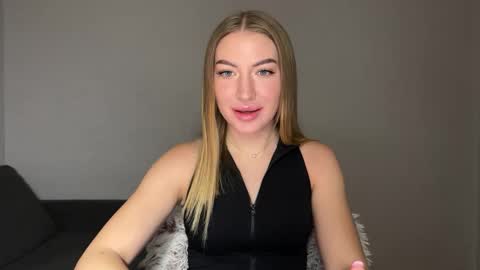 Snapshot of milanaaa_ chatting on February 10, 2025, 5:09 pm Milana online show from February 10, 2025, 5:09 pm