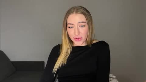 Snapshot of milanaaa_ chatting on February 16, 2025, 6:43 pm Milana online show from February 16, 2025, 6:43 pm