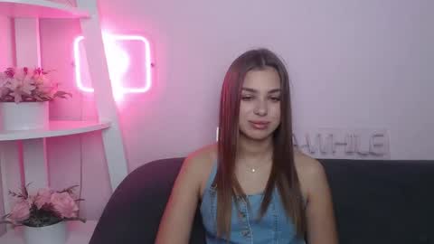 milanaangelas online show from November 3, 2025, 5:42 am