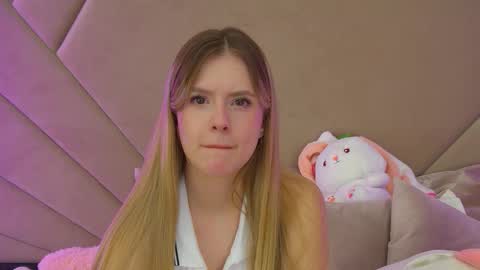 MilanaBalmain online show from November 12, 2025, 4:18 pm