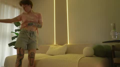 Mila online show from April 3, 2026, 7:28 am