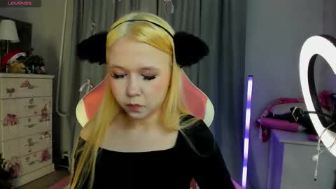 Mia online show from February 9, 2026, 3:43 am