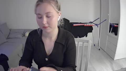 Snapshot of milena391630 chatting on May 9, 2026, 6:57 pm Milena new nonude shy blonde natural online show from May 9, 2026, 6:57 pm