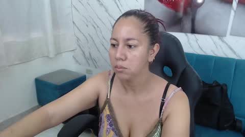 Snapshot of milf_loven chatting on March 5, 2025, 7:27 pm Milf Loven online show from March 5, 2025, 7:27 pm