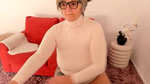 Snapshot of milfelladd69 chatting on November 13, 2025, 8:46 am MilfElla online show from November 13, 2025, 8:46 am