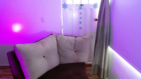Snapshot of milfrosalie chatting on February 28, 2025, 1:03 pm Rosalie  online show from February 28, 2025, 1:03 pm
