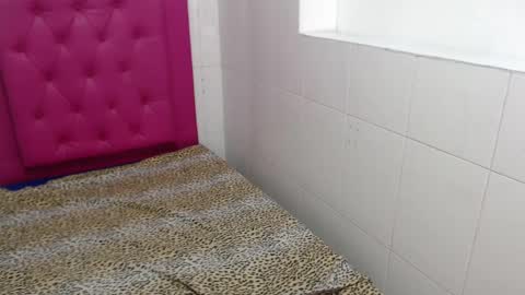 milkyway_18 online show from February 16, 2025, 6:43 pm