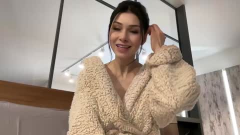 milla bella online show from December 4, 2025, 9:23 pm