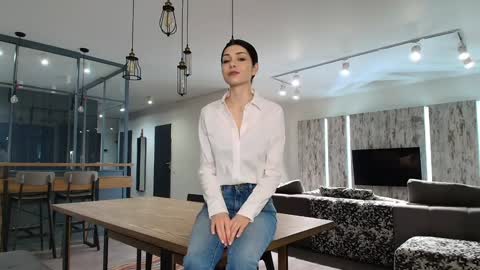 milla bella online show from March 25, 2026, 8:59 pm