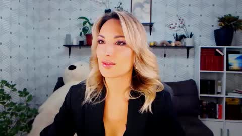 MillaXQueen online show from November 15, 2025, 1:07 pm