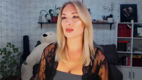 MillaXQueen online show from July 10, 2026, 3:25 pm