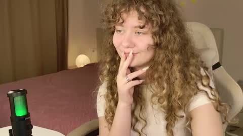 milounee online show from February 9, 2026, 5:44 am