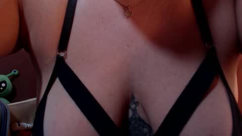 Milu Wallace  online show from March 1, 2026, 1:07 am