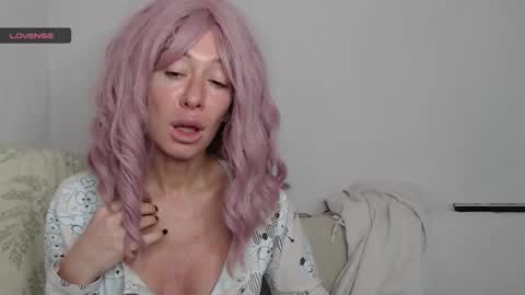 mimi_la online show from October 15, 2025, 8:25 am