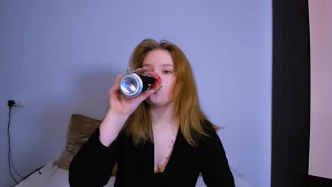 hi Im Mina  online show from December 17, 2025, 1:44 am