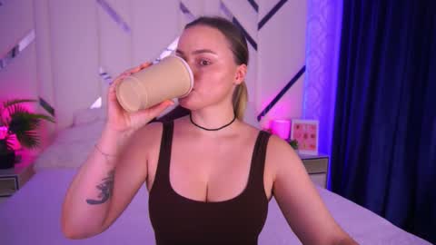 minifox_ online show from November 11, 2025, 8:03 am