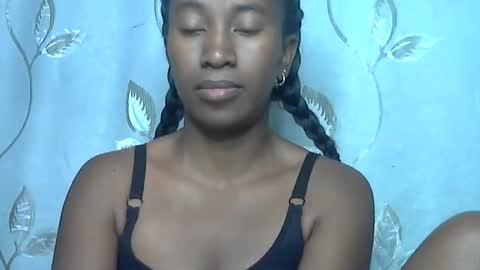 minouch211907 online show from April 18, 2026, 7:34 am