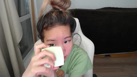 mira_g online show from November 30, 2025, 2:43 pm