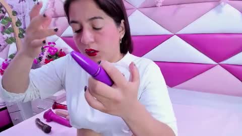 mirabella_miller online show from October 25, 2025, 12:02 pm