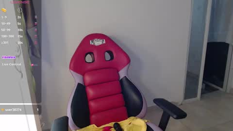 ly independent model online show from October 2, 2025, 7:10 pm