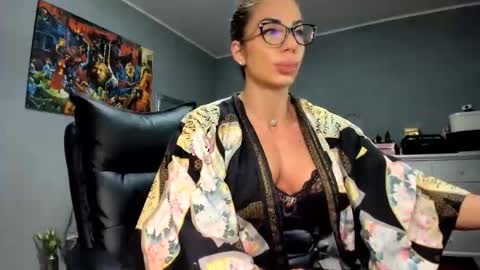 Alesyamuscledoll online show from November 28, 2025, 8:44 pm