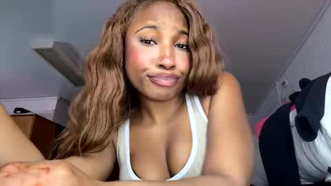 Snapshot of missmarimac chatting on February 24, 2026, 10:52 pm missmarimac online show from February 24, 2026, 10:52 pm