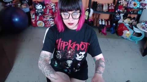 Miss Mia online show from November 24, 2025, 9:53 am