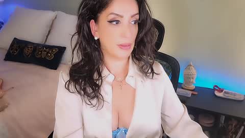 Mina online show from October 25, 2025, 2:41 am