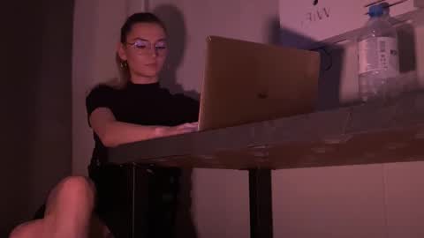 missmiroslava online show from March 4, 2026, 3:18 pm