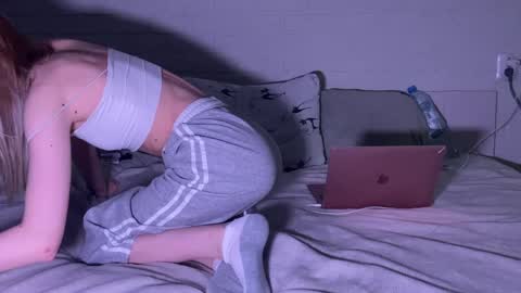 missmiroslava online show from April 1, 2026, 1:41 pm