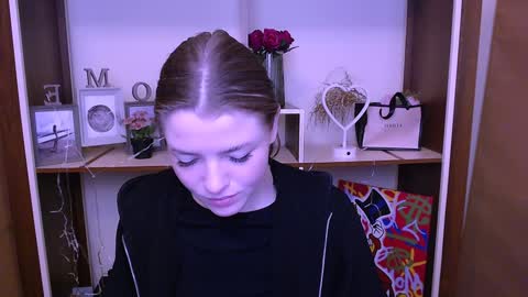 Snapshot of missoliviaa_ chatting on December 24, 2024, 12:11 pm Olivia online show from December 24, 2024, 12:11 pm