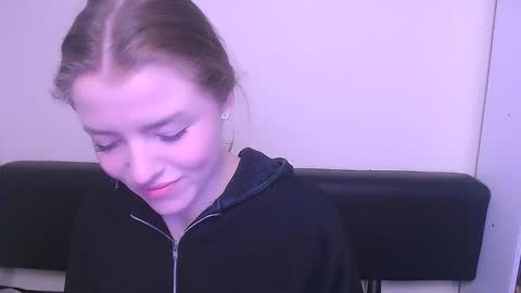 Snapshot of missoliviaa_ chatting on February 3, 2025, 7:51 am Olivia online show from February 3, 2025, 7:51 am