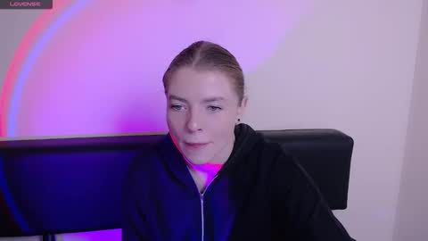 Snapshot of missoliviaa_ chatting on October 27, 2025, 12:53 pm Olivia online show from October 27, 2025, 12:53 pm