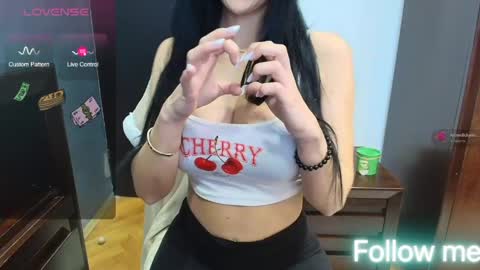 Snapshot of missshinex chatting on April 28, 2026, 8:30 am Olivia FOLLOW ME TO GET Thumb UP me please its important online show from April 28, 2026, 8:30 am