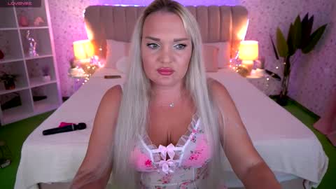  Amely  online show from September 17, 2025, 2:19 pm
