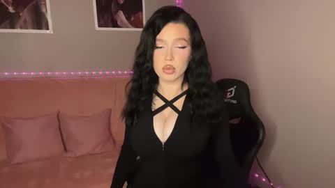 Mia online show from October 10, 2025, 7:57 pm