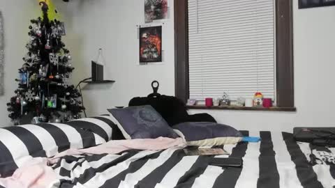 Snapshot of mistresslynn13 chatting on December 25, 2024, 4:22 am MistressLynn online show from December 25, 2024, 4:22 am