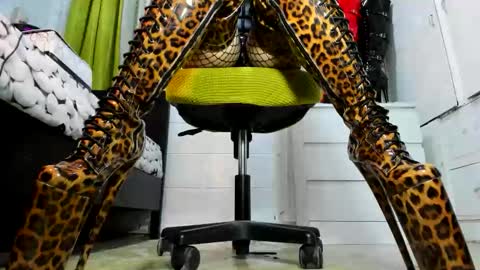 Tiffany online show from September 18, 2025, 6:59 am