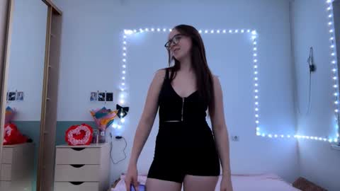 Mia online show from October 10, 2025, 3:11 pm