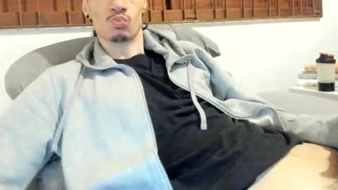 Snapshot of moderdelier chatting on October 15, 2025, 1:44 pm DigBreed online show from October 15, 2025, 1:44 pm