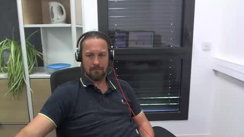 Snapshot of moi9876543210 chatting on May 21, 2026, 2:35 pm Julien online show from May 21, 2026, 2:35 pm