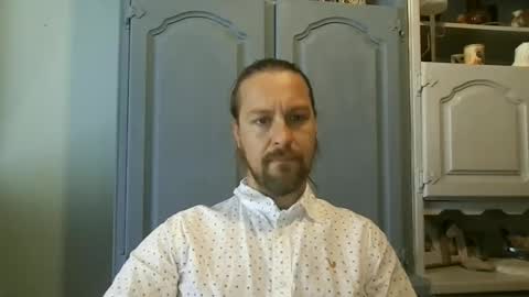 Snapshot of moi9876543210 chatting on May 26, 2026, 10:55 am Julien online show from May 26, 2026, 10:55 am