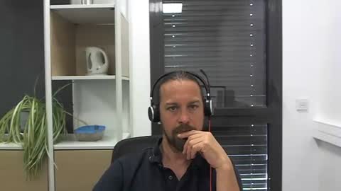 Snapshot of moi9876543210 chatting on May 28, 2026, 9:50 am Julien online show from May 28, 2026, 9:50 am