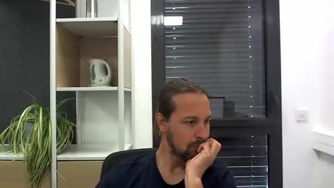 Snapshot of moi9876543210 chatting on June 8, 2026, 10:04 am Julien online show from June 8, 2026, 10:04 am