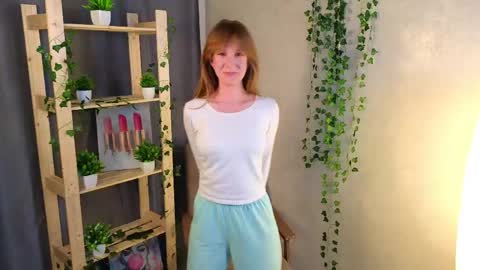 Snapshot of moliacenamere chatting on June 2, 2026, 5:04 pm Hello im May online show from June 2, 2026, 5:04 pm