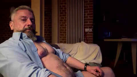 molitsrymale69 online show from December 4, 2025, 2:32 am