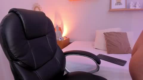 Snapshot of moll1e_ chatting on February 15, 2025, 11:50 am M o L l i E online show from February 15, 2025, 11:50 am