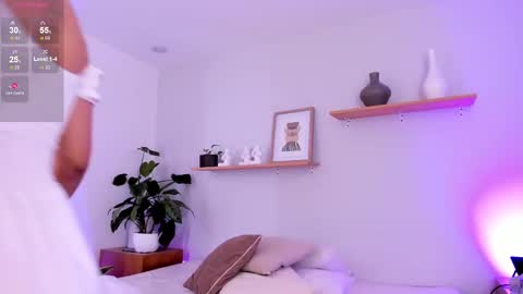 Snapshot of moll1e_ chatting on February 21, 2025, 11:01 am M o L l i E online show from February 21, 2025, 11:01 am