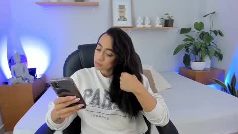 Snapshot of moll1e_ chatting on February 24, 2025, 12:26 pm M o L l i E online show from February 24, 2025, 12:26 pm