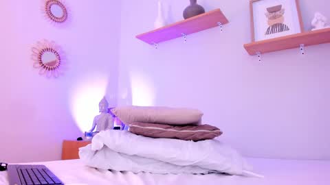 Snapshot of moll1e_ chatting on March 6, 2025, 3:24 pm M o L l i E online show from March 6, 2025, 3:24 pm